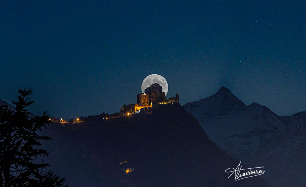 L'ultimo tramonto lunare del 2021, si trasforma nell'aureola della Sacra di San Michele - Antonio Travierso